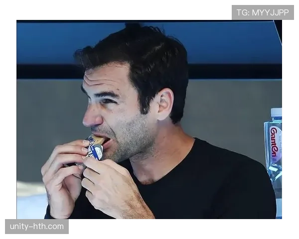 费德勒退役后每天喝三杯手冲咖啡，球拍换成了婴儿车把手